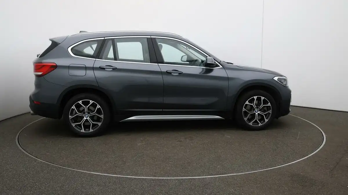 2020-bmw-x1-20-sdrive-20i-xline-big-8