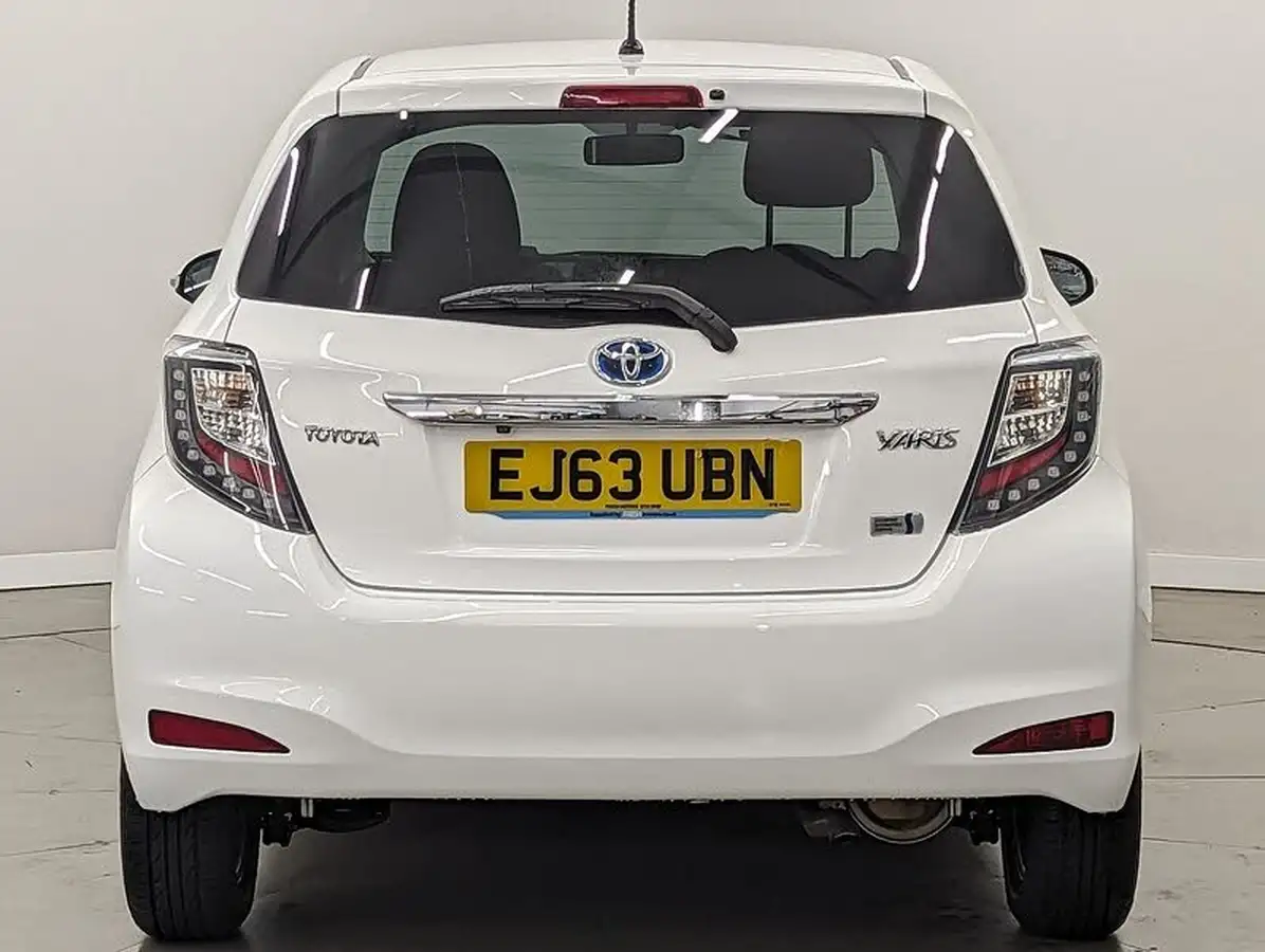 2013-toyota-yaris-15-vvt-i-t4-big-10
