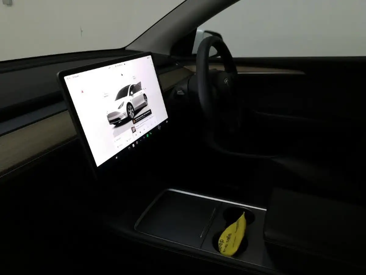 2023-tesla-model-y-e-rwd-big-4