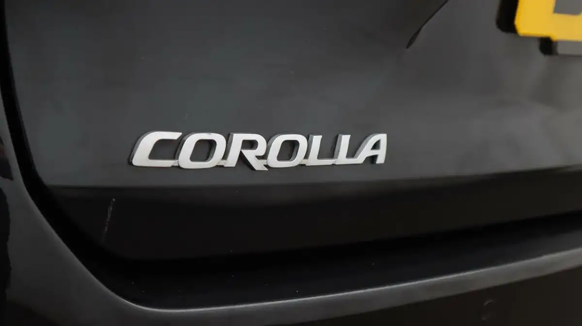 2021-toyota-corolla-18-vvt-i-design-trk-touring-sports-5d-big-21
