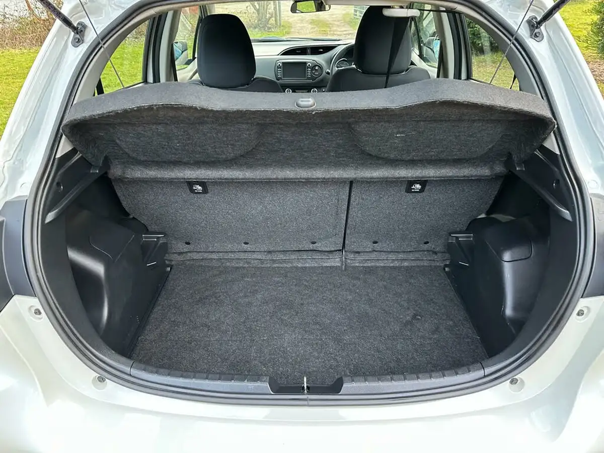 2018-toyota-yaris-15-vvt-i-icon-tech-98bhp-hybrid-1497cc-e-cvt-big-17