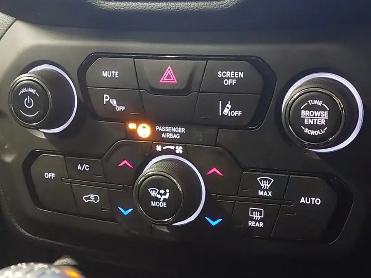 2019-jeep-renegade-10-gse-longitude-big-14