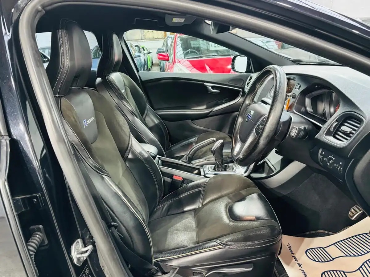 2013-volvo-v40-16td-d2-r-design-nav-big-11