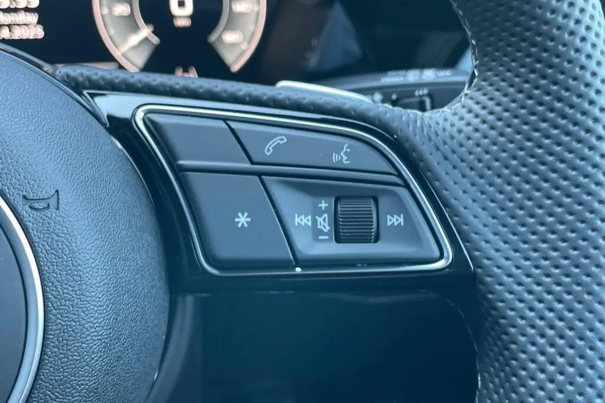 2025-audi-a3-15-40-tfsi-e-black-edition-big-42