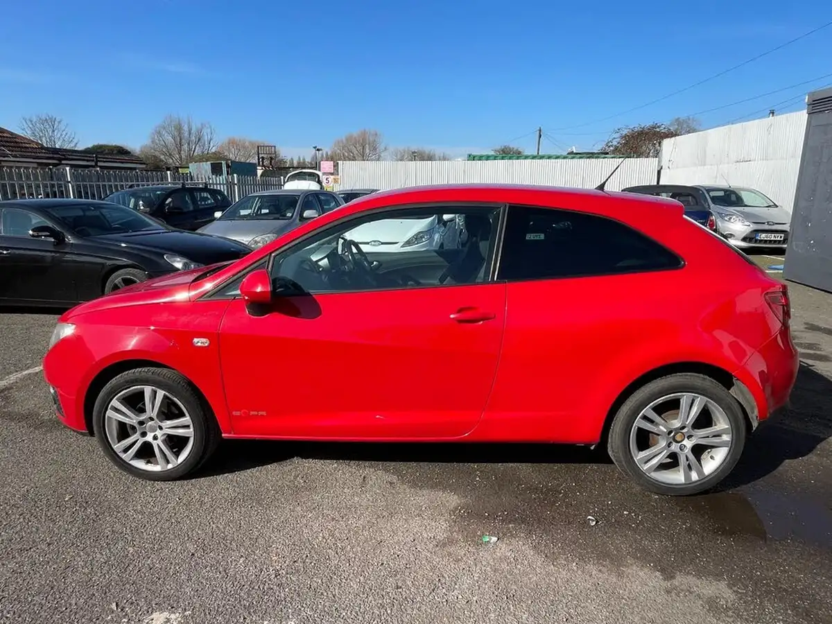 2011-seat-ibiza-14-se-copa-16v-sportcoupe-hatchback-3d-big-3
