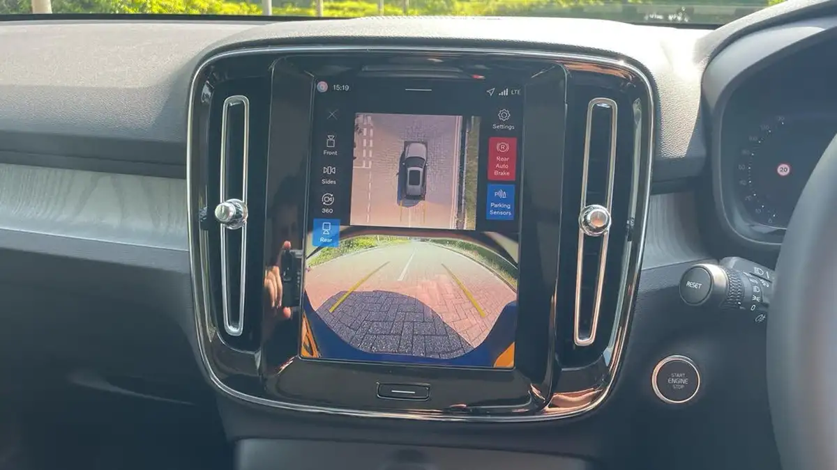 2025-volvo-xc40-20-b4-ultra-dark-big-17