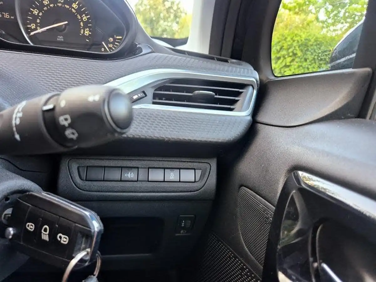 2017-peugeot-208-12-puretech-active-82bhp-5d-big-28