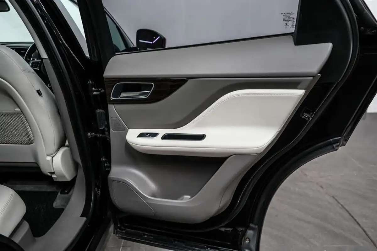 2017-jaguar-f-pace-30td-portfolio-big-21