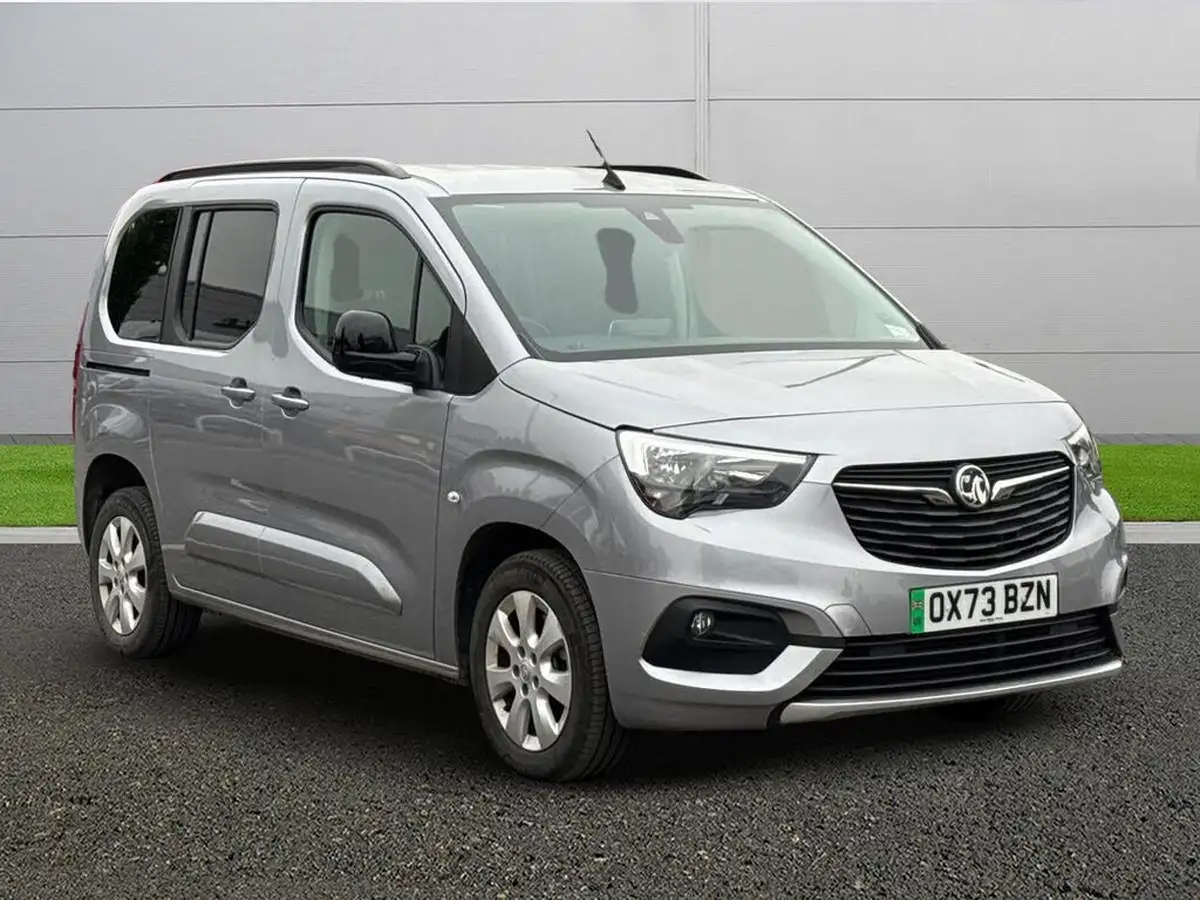 2024-vauxhall-combo-life-e-ultimate-big-0