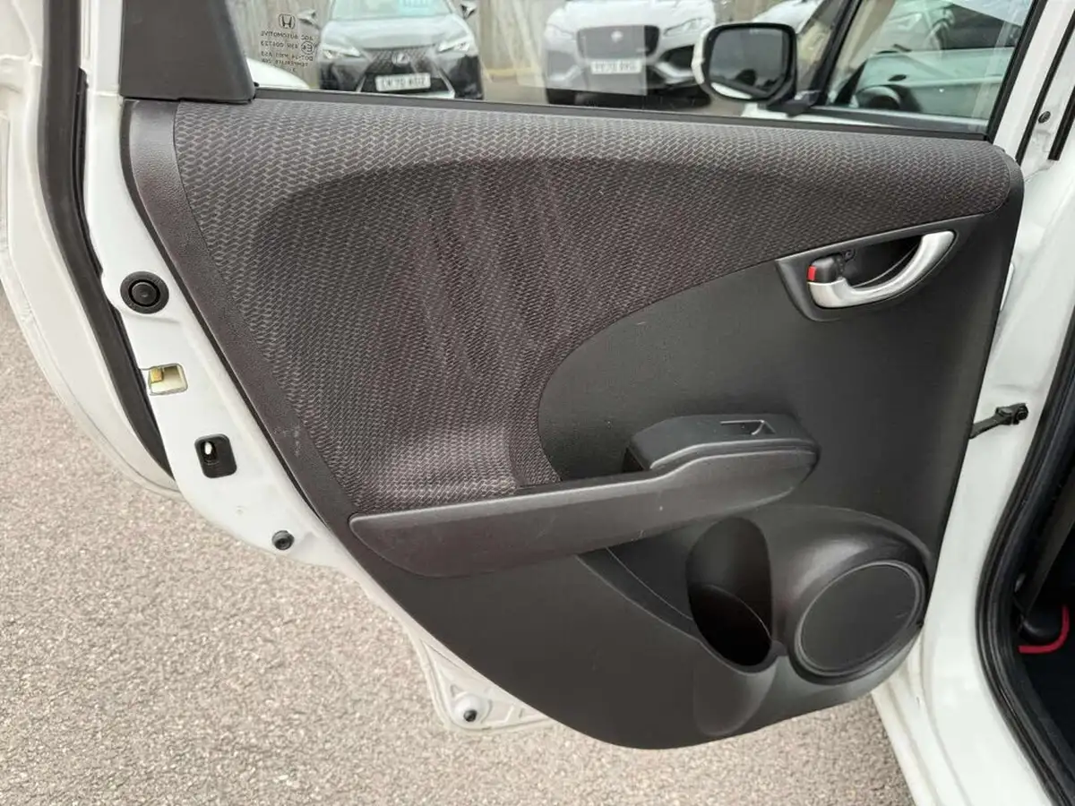 2014-honda-jazz-14-es-plus-big-34