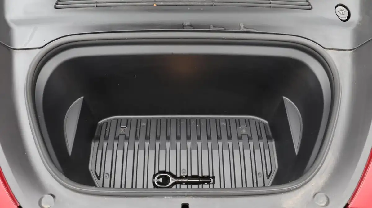 2022-tesla-model-y-e-long-range-big-30
