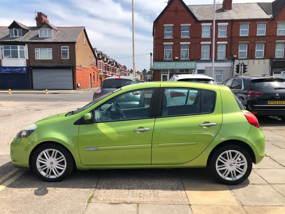 2010-renault-clio-16-initiale-tomtom-big-3