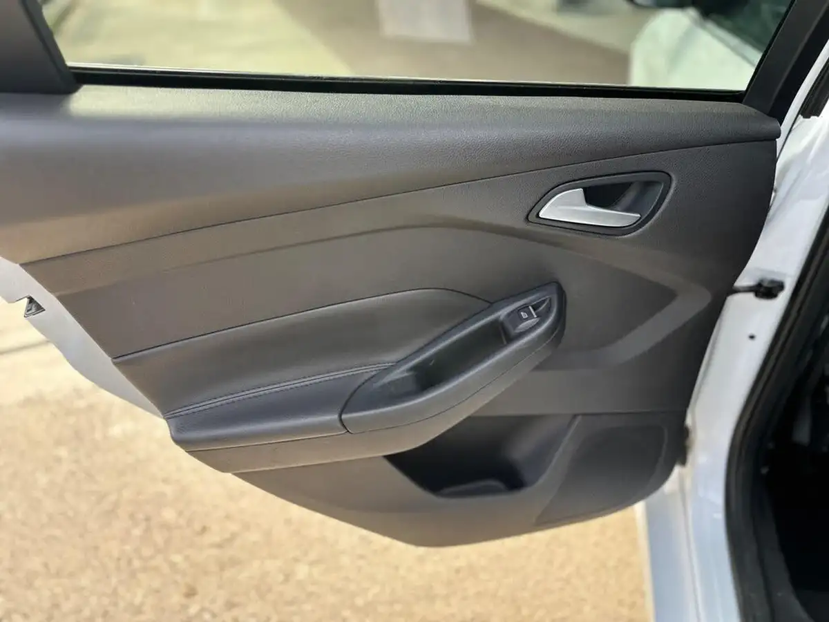 2015-ford-focus-15tdci-titanium-hatchback-big-28