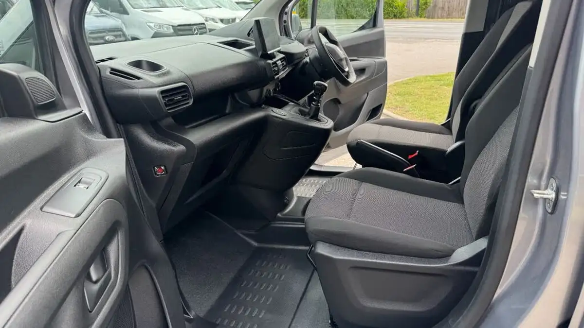 2024-peugeot-partner-15-bluehdi-professional-100pseu6d-big-29
