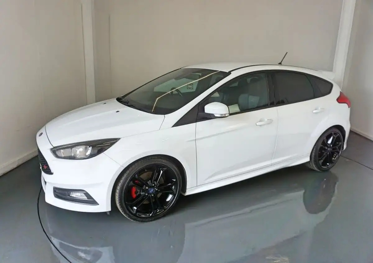2018-ford-focus-20t-st2-hatchback-big-2