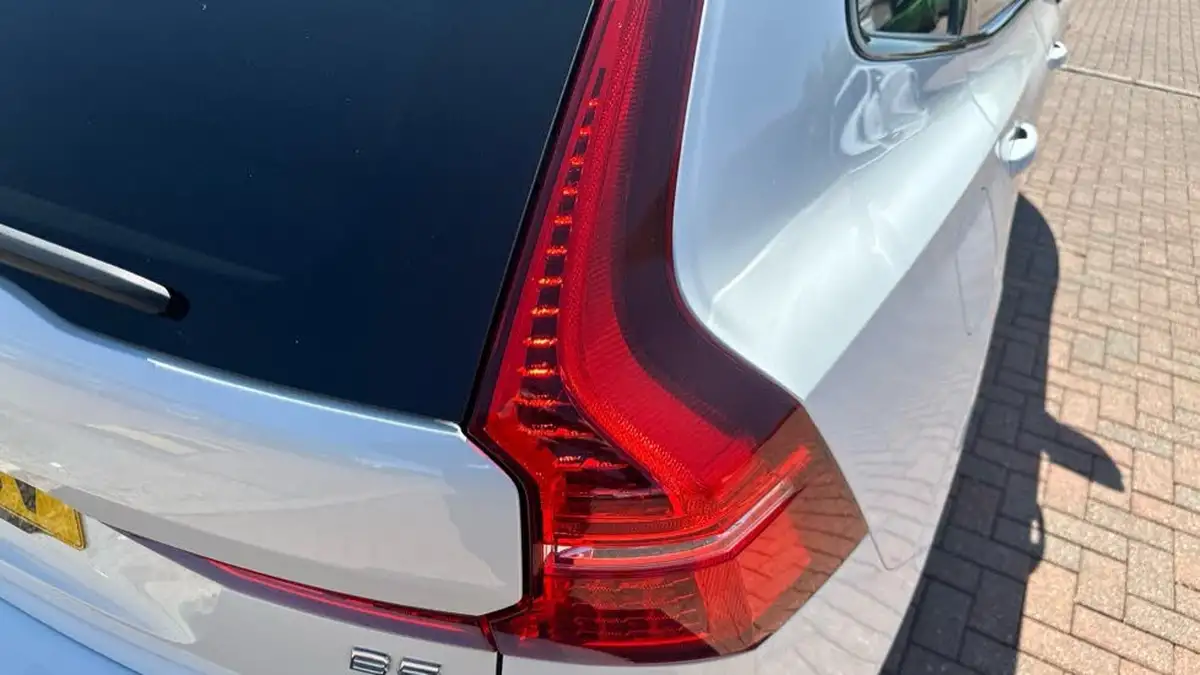 2022-volvo-xc60-20-b5-r-design-big-38
