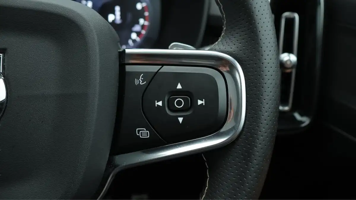 2020-volvo-xc40-20-t4-r-design-awd-big-25