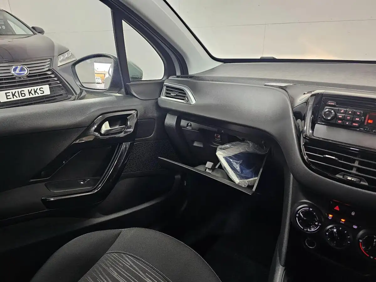 2015-peugeot-208-10-access-5d-big-71