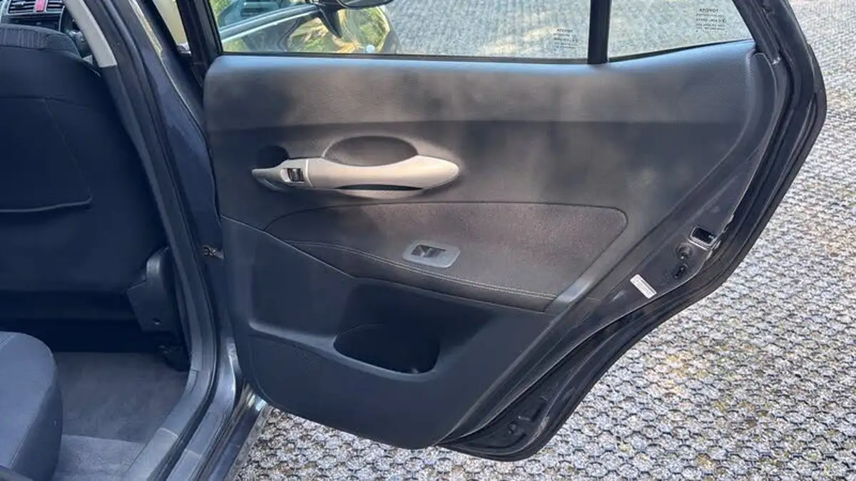 2009-toyota-auris-133-vvt-i-tr-5d-big-17