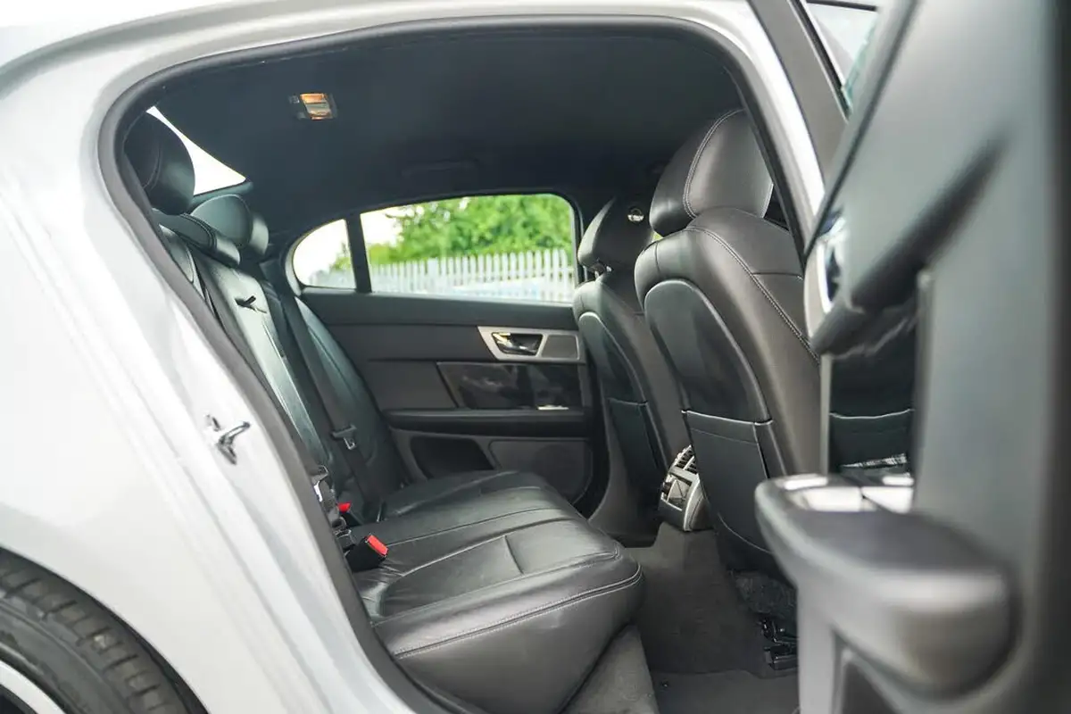 2015-jaguar-xf-22td-r-sport-black-saloon-4d-big-19