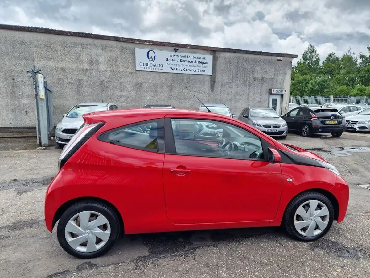 2016-toyota-aygo-10-vvt-i-x-play-68bhp-3d-big-10