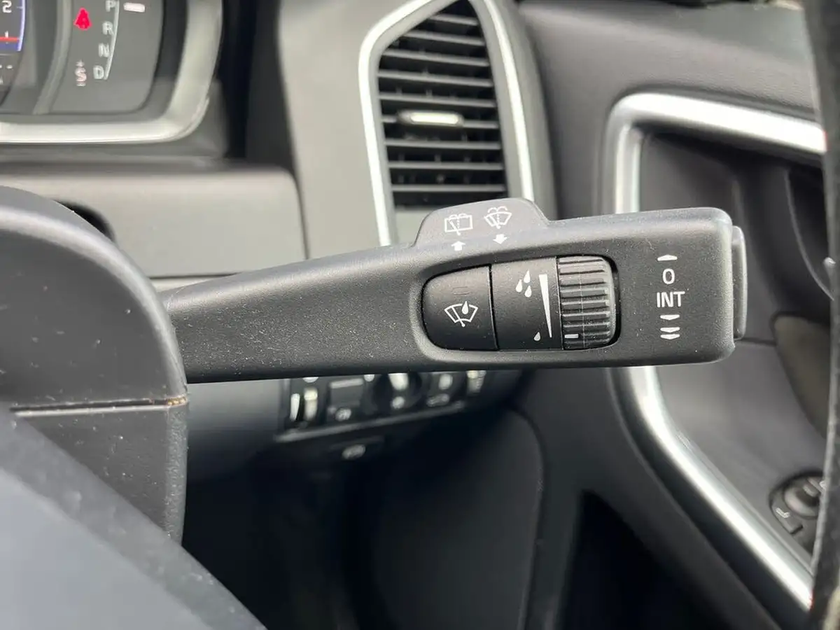 2016-volvo-xc60-20td-d4-r-design-nav-geartronic-big-28