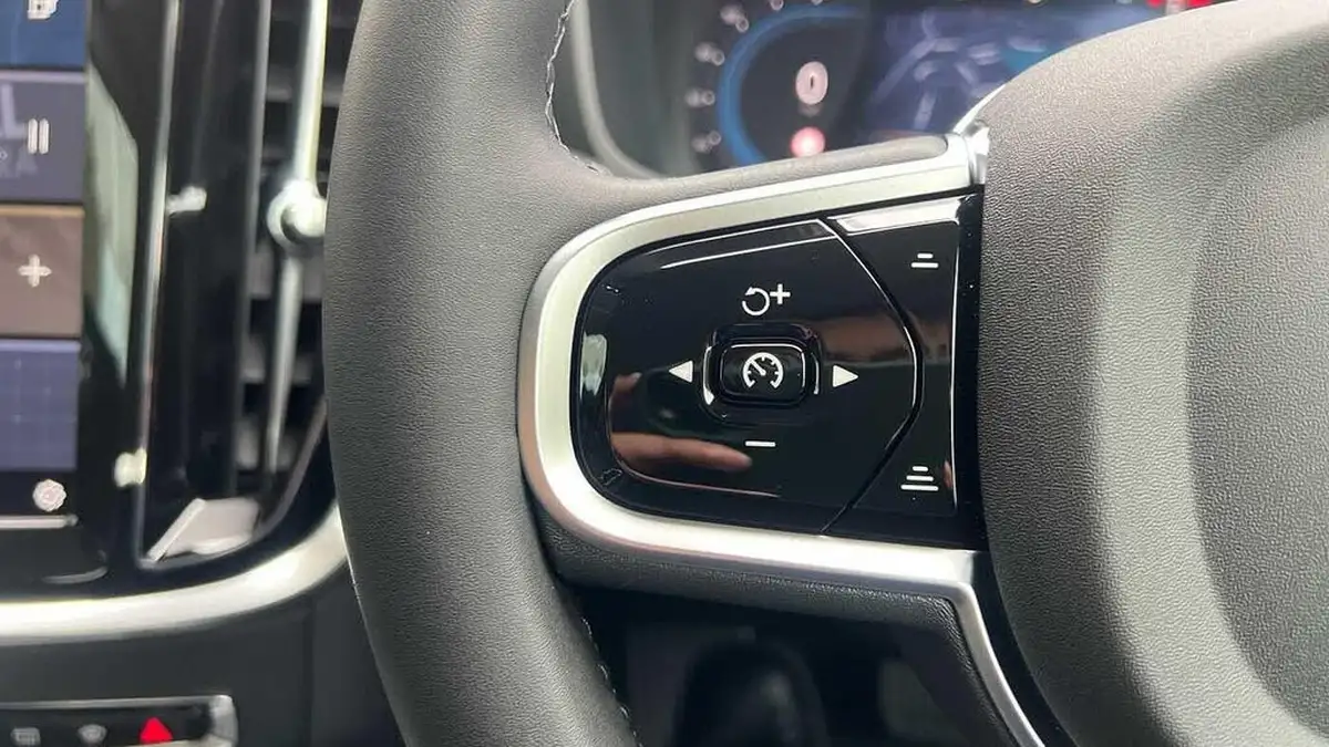 2025-volvo-v60-20-t6-plus-dark-station-wagon-big-18