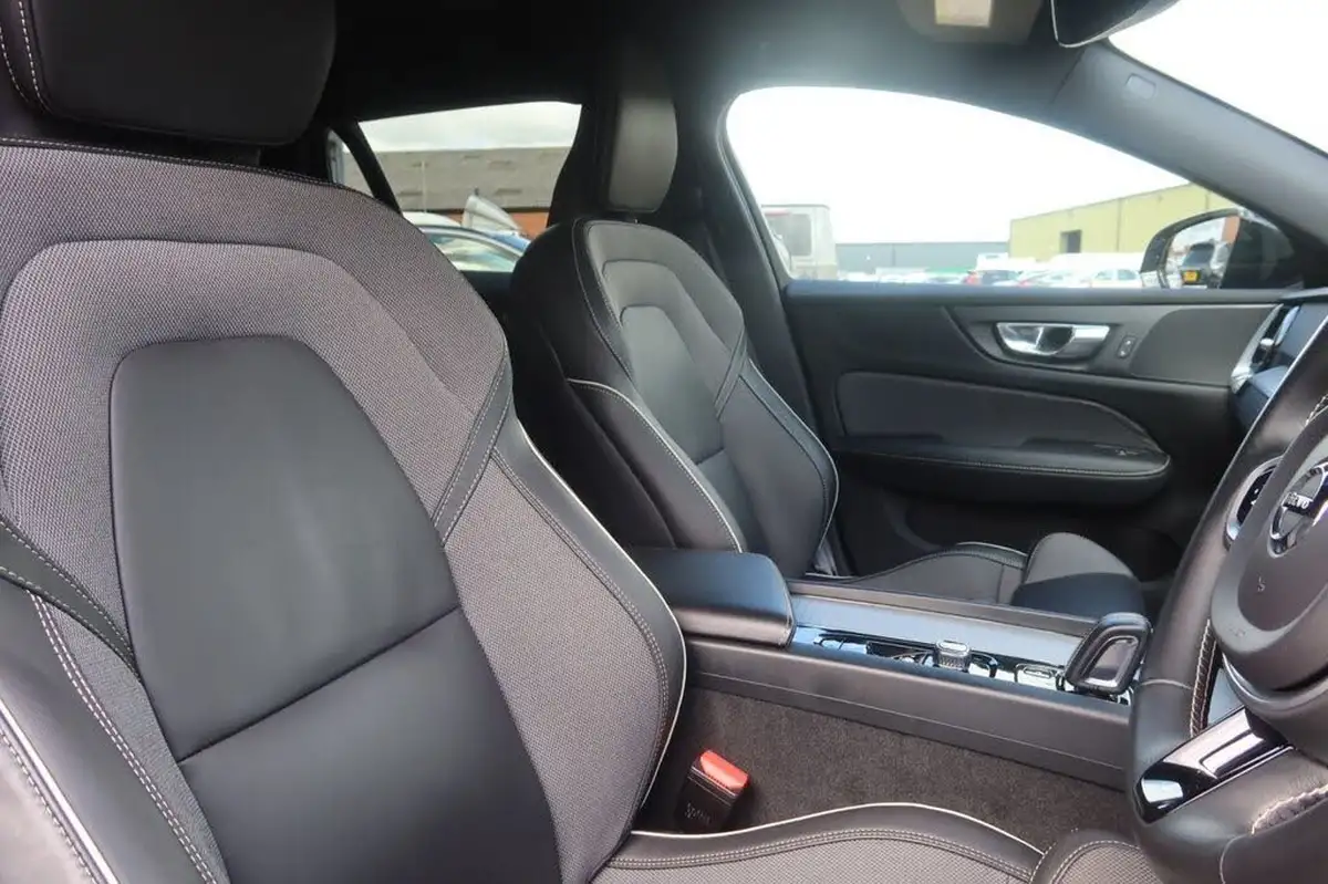 2021-volvo-v60-20-b3-r-design-160bhp-big-12
