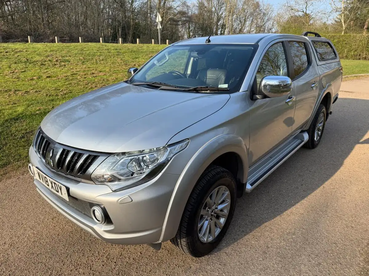 2018-mitsubishi-l200-24di-d-barbarian-sda-auto-big-2