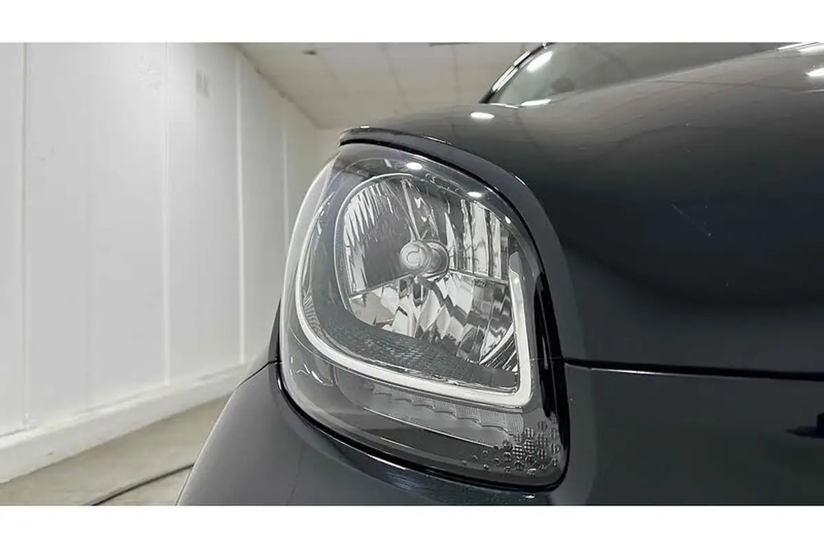 2021-smart-forfour-eq-premium-big-16