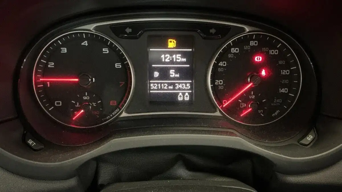 2011-audi-a1-12-sport-hatchback-3d-big-6