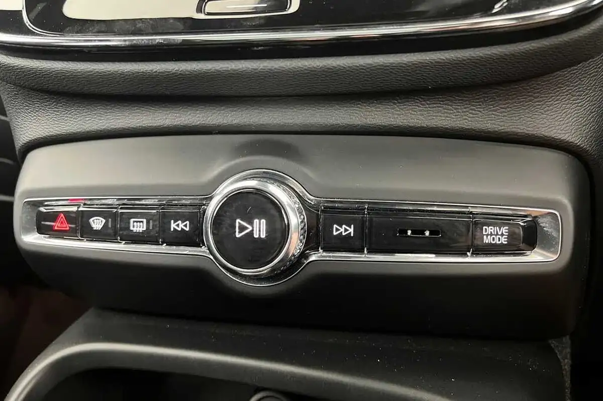 2022-volvo-xc40-15-t3-r-design-auto-big-13