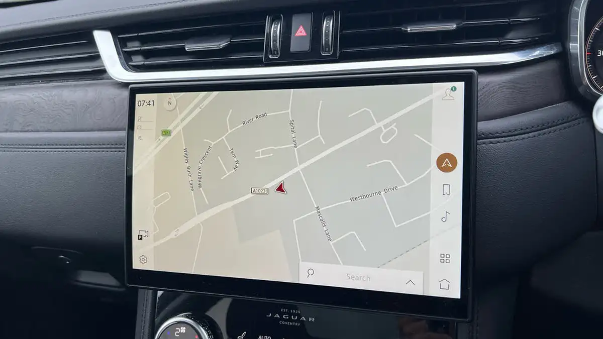 2021-jaguar-f-pace-20-d200-hse-mhev-big-10