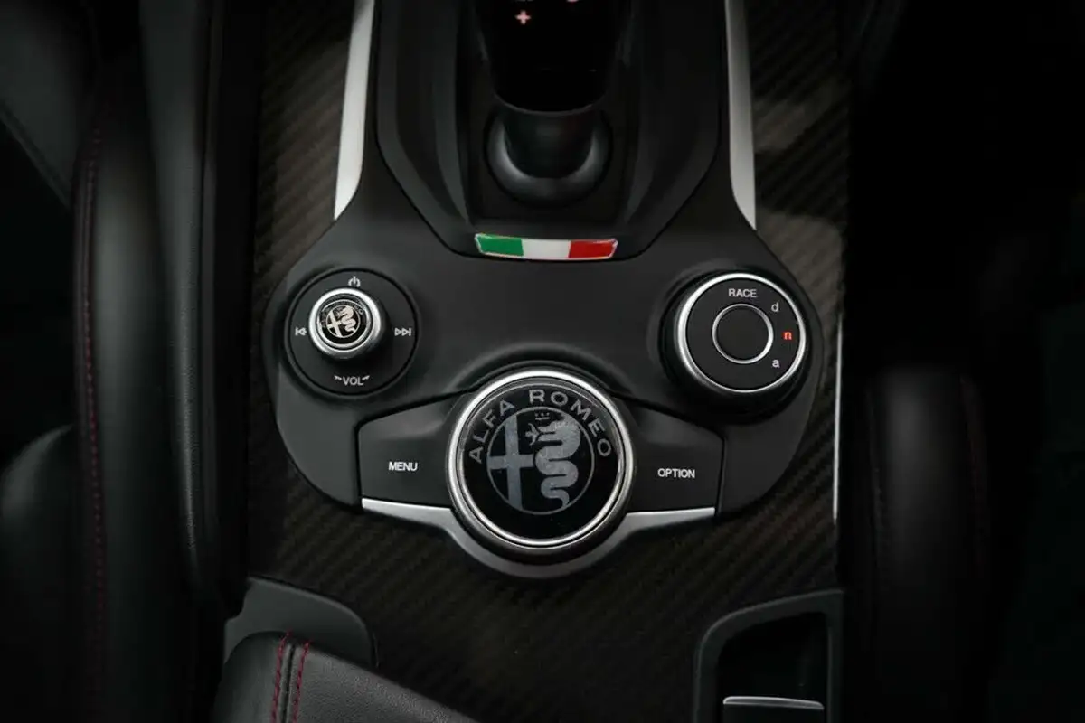 2018-alfa-romeo-giulia-29-biturbo-quadrifoglio-big-38