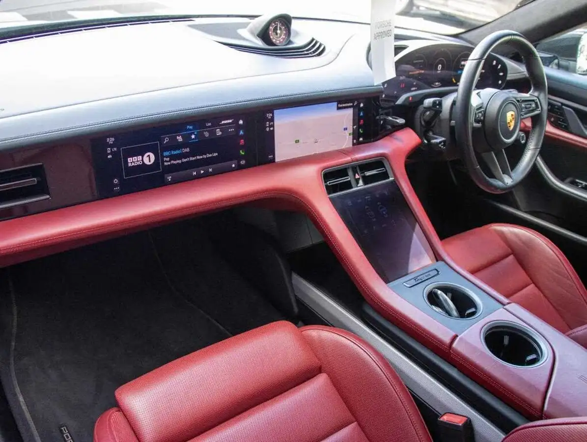 2020-porsche-taycan-e-turbo-s-big-13