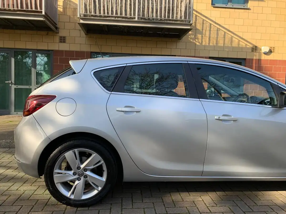 2013-vauxhall-astra-14-sri-turbo-140ps-1364cc-big-10