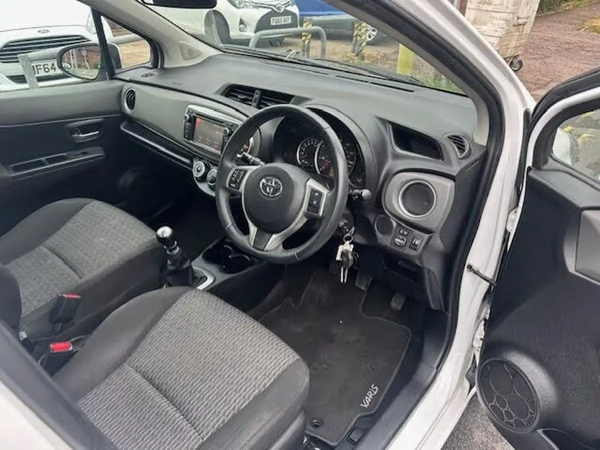 2013-toyota-yaris-133-tr-vvt-i-5d-big-18