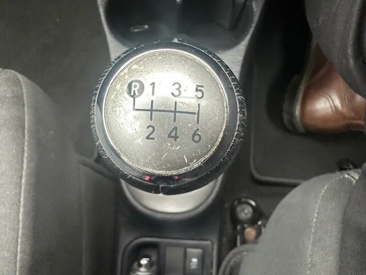 2013-toyota-yaris-133-tr-vvt-i-5d-big-14