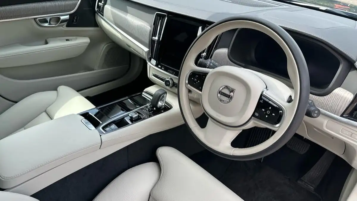 2025-volvo-v90-20-t6-plus-345bhp-dark-big-3