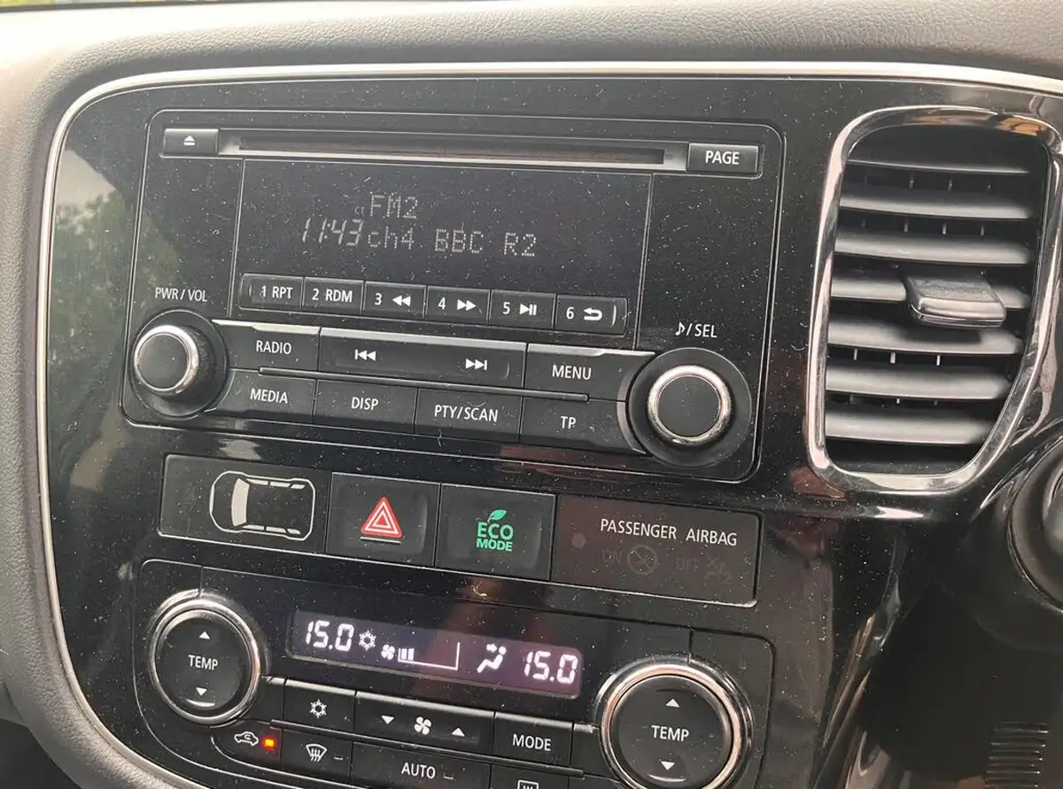 2015-mitsubishi-outlander-20-gx3h-phev-5st-big-12