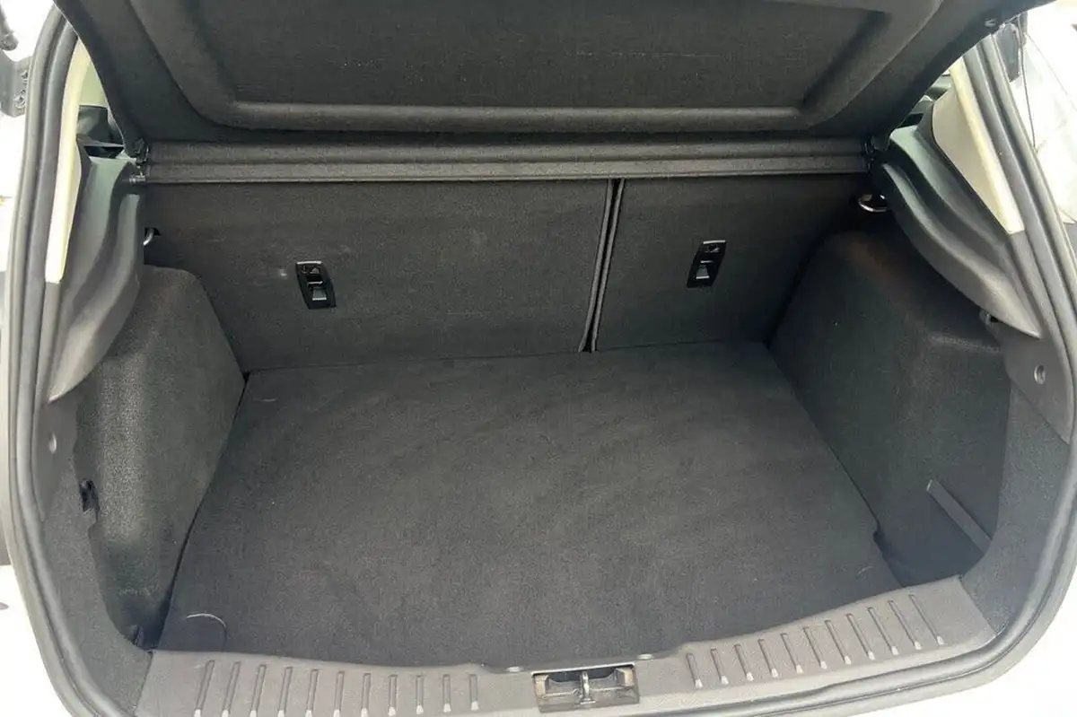 2015-ford-focus-15tdci-titanium-hatchback-big-23