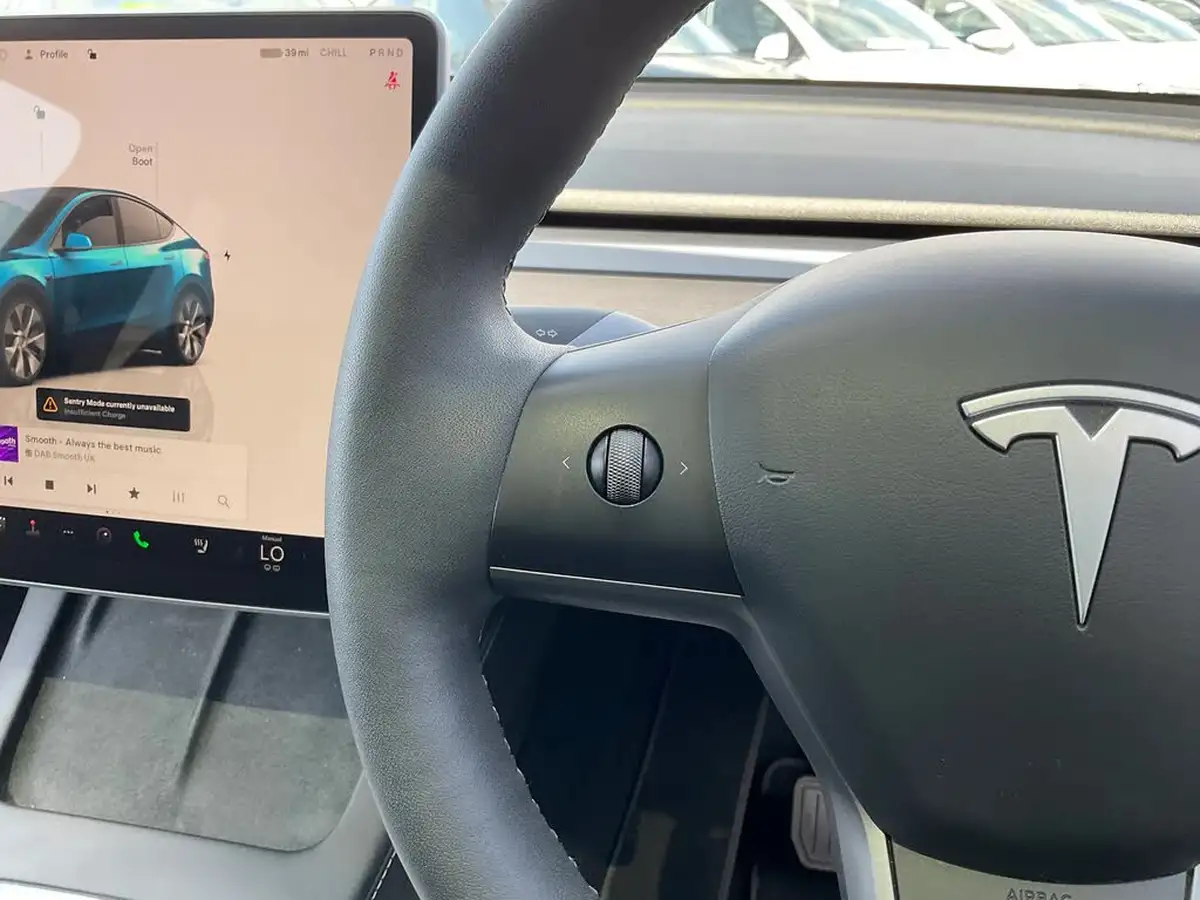 2022-tesla-model-y-e-long-range-big-15