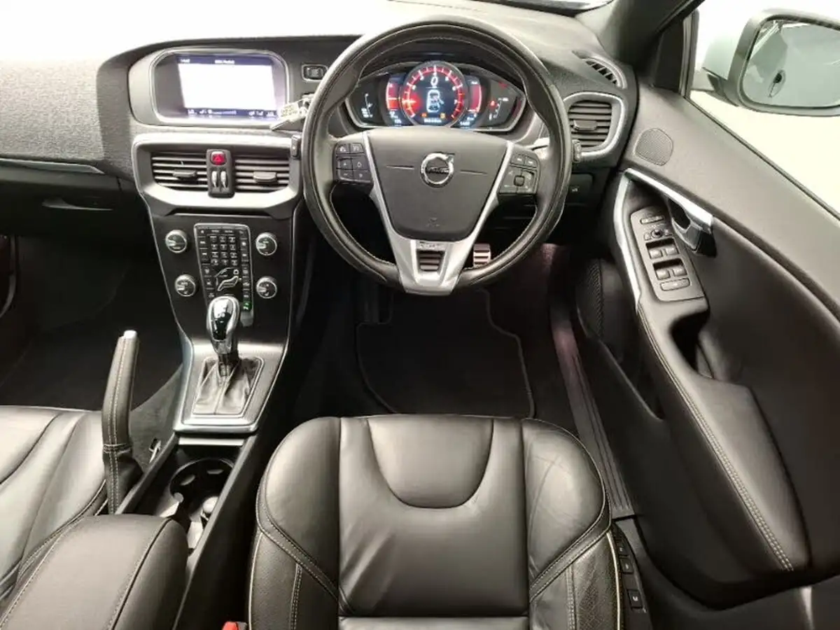 2019-volvo-v40-15-t2-r-design-edition-big-6