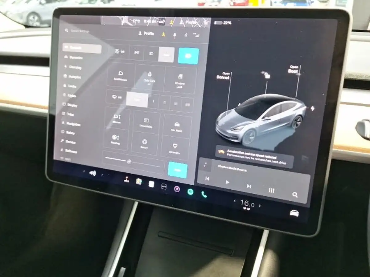 2020-tesla-model-3-e-long-range-big-14