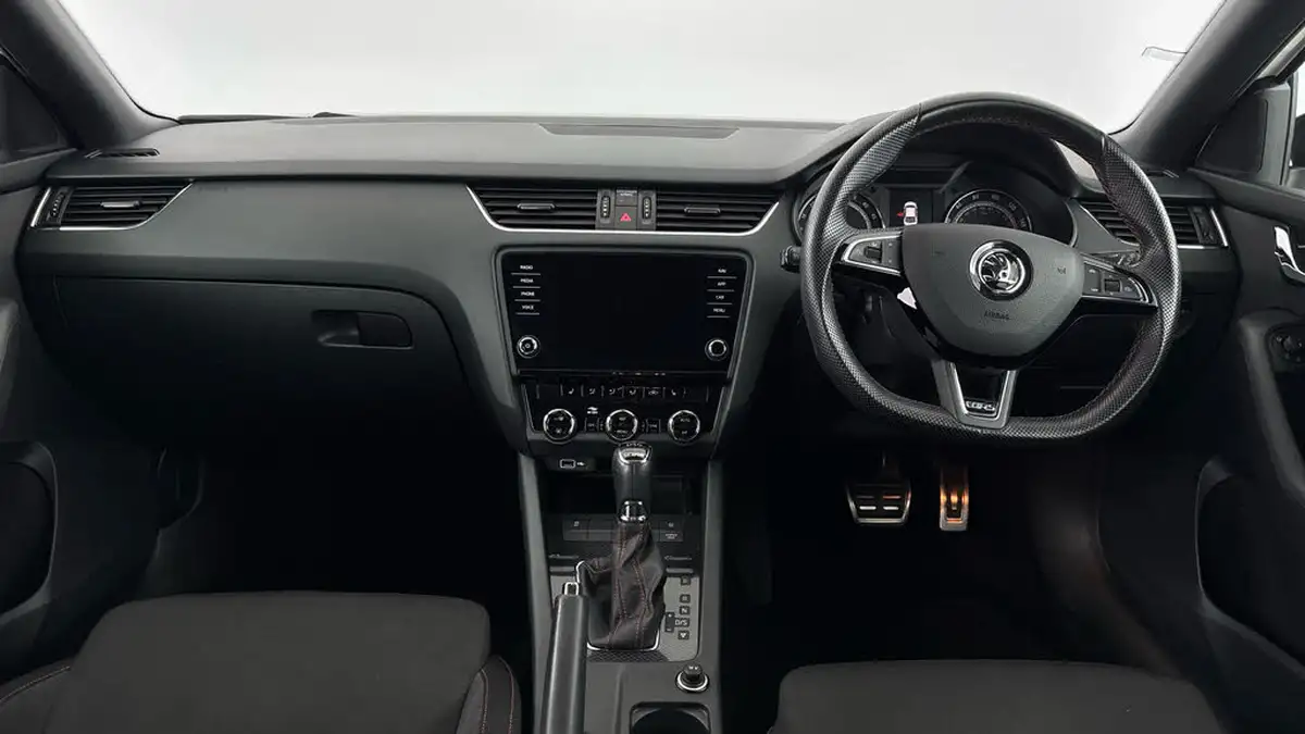 2019-skoda-octavia-20tdi-vrs-4x4-scr-hatchback-big-10