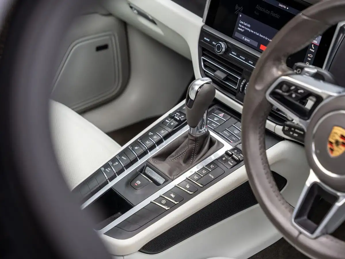 2021-porsche-macan-20-245ps-big-32