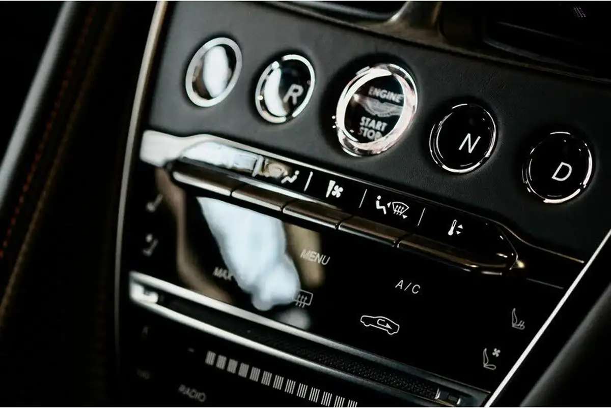 2023-aston-martin-dbs-big-26
