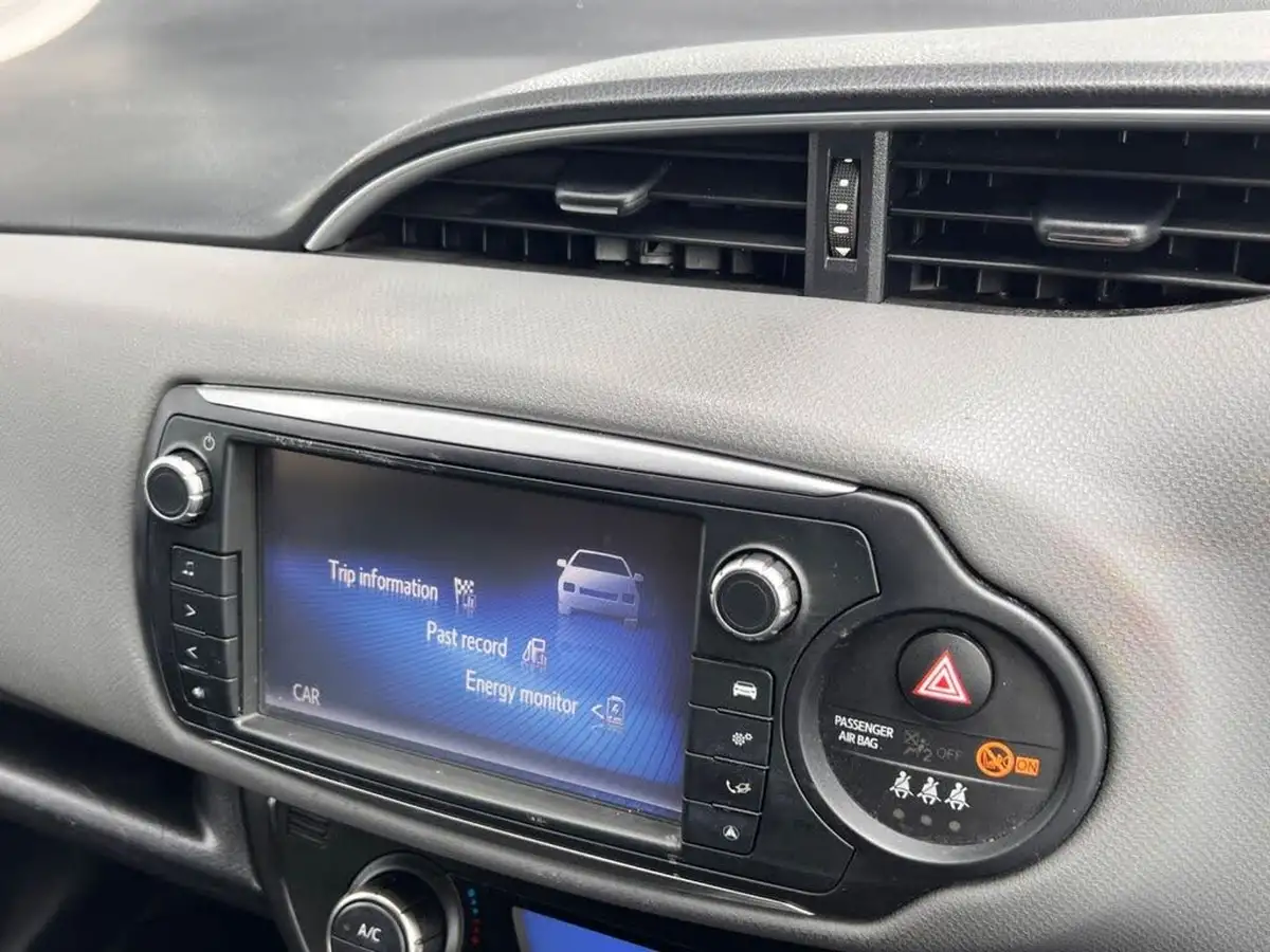 2016-toyota-yaris-15-vvt-i-icon-hybrid-big-11