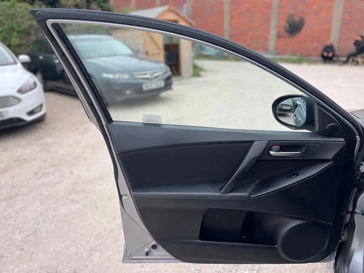 2011-mazda-mazda3-16td-ts2-nav-big-31