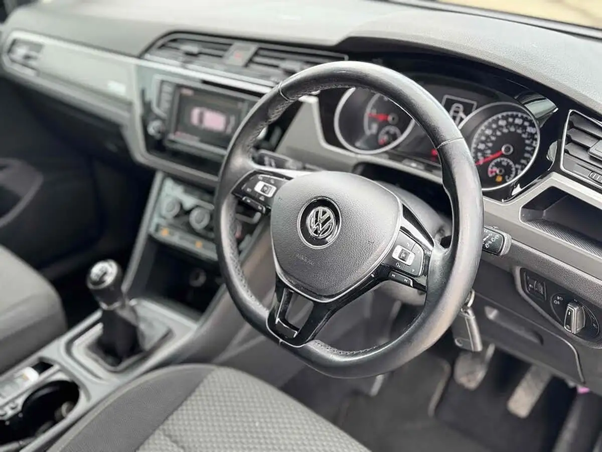 2016-volkswagen-touran-20tdi-se-family-big-8